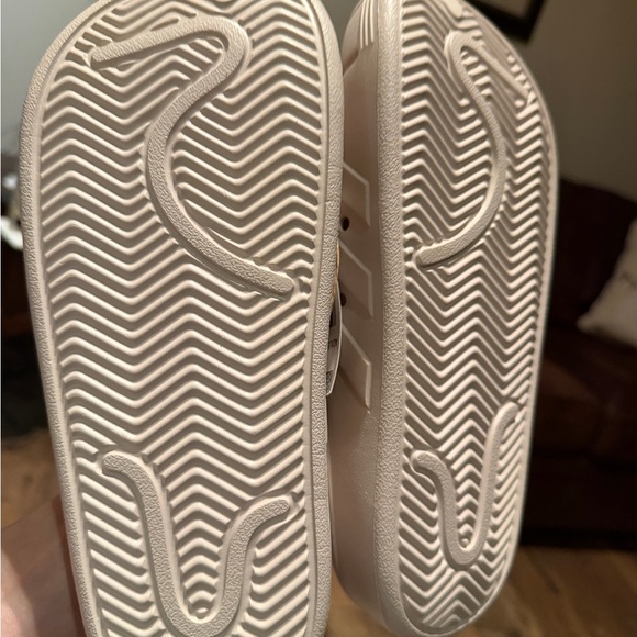 Adidas Unisex Beige Clogs Mens Size 8, Women’s Size 9 NWT - Picture 4 of 7